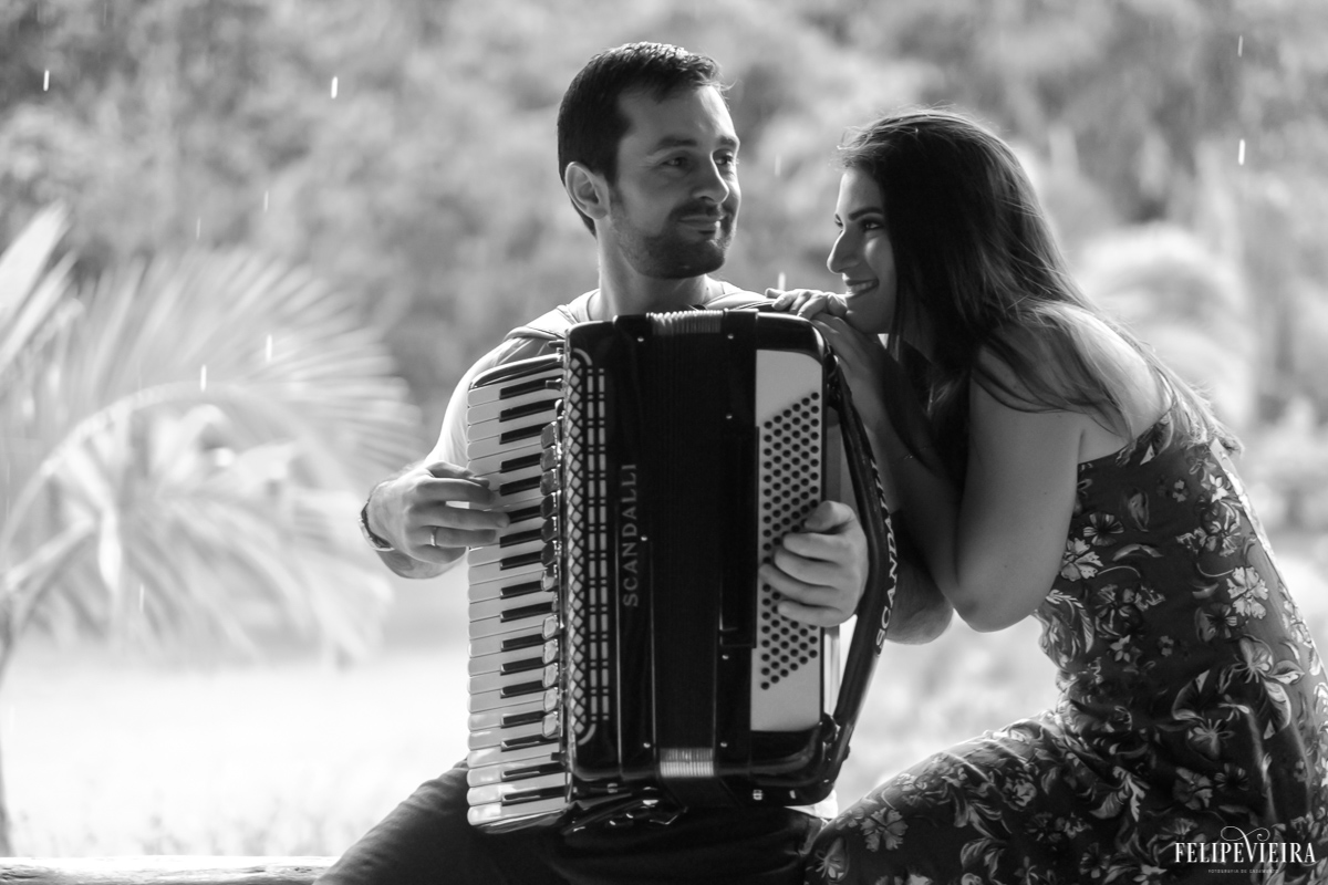Noivo sanfoneiro tocando para noiva durante ensaio feito pelo fotógrafo Felipe Vieira fotografia de casamento em Guarapari