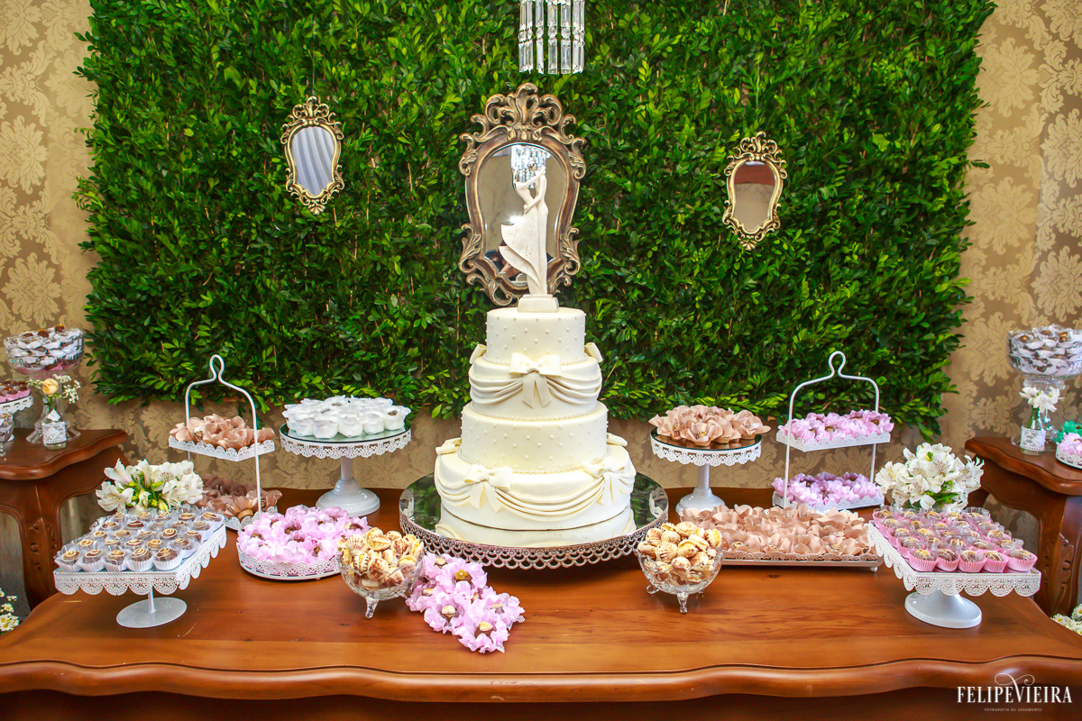 Mesa do bolo do casamento da Érica e do Felipe foto do fotógrafo felipe vieira fotografia de casamento em Guarapari