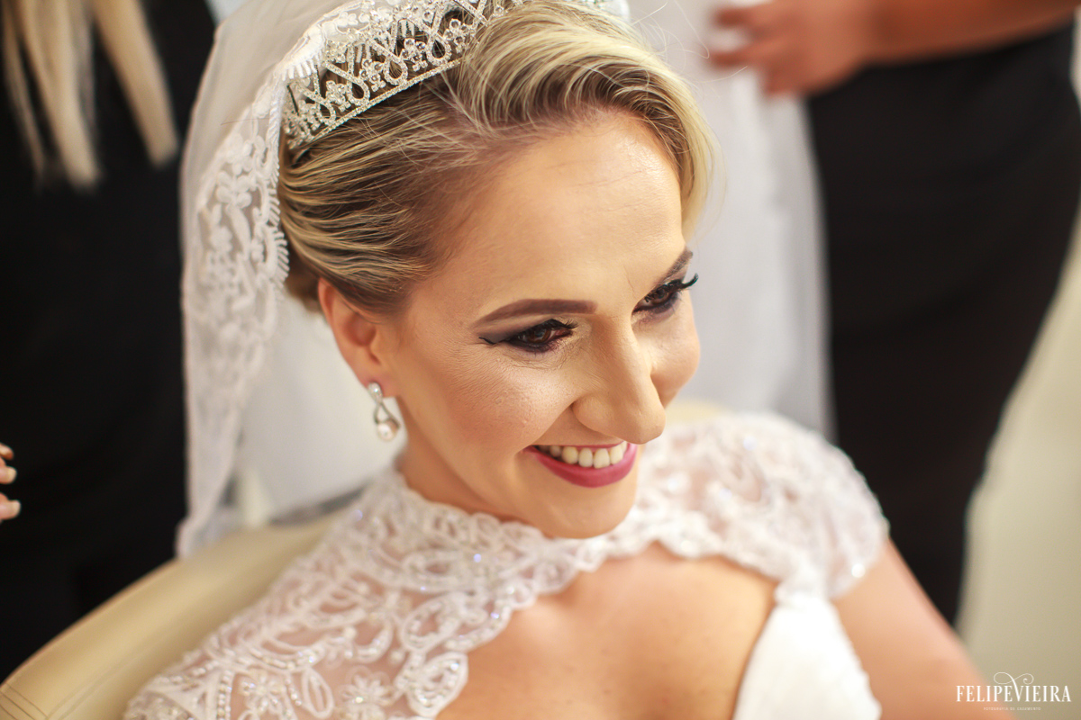Noiva já arrumada para o casamento com um belo sorriso foto do fotógrafo felipe vieira fotografia de casamento em Guarapari