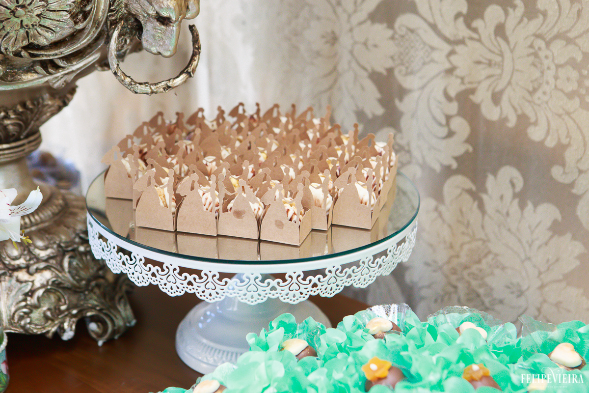 detalhes de docinhos de casamento na mesa do bolo foto do fotógrafo felipe vieira fotografia de casamento em Guarapari