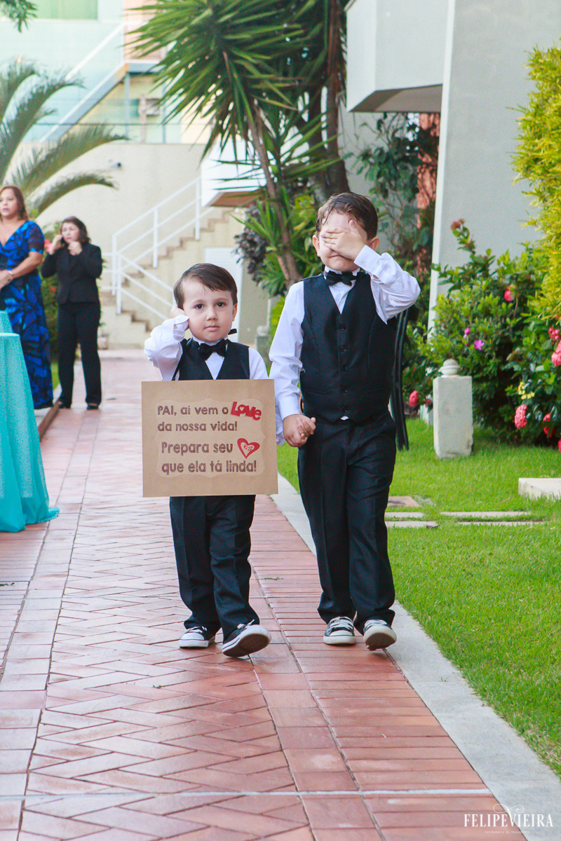 entrada dos noivinhos nocasamento da érica e do felipe foto do fotógrafo felipe vieira fotografia de casamento em Guarapari