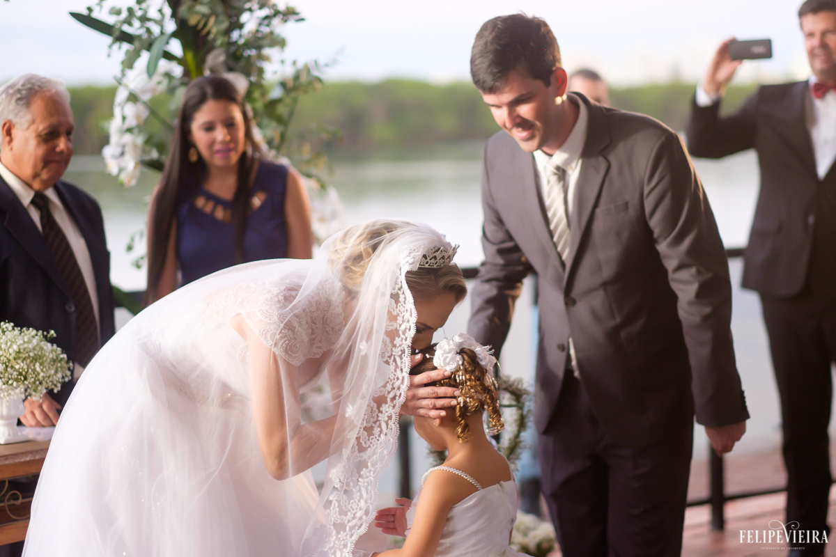 noiva agradecendo à noivinha com um delicado beijo na cabeça foto do fotógrafo felipe vieira fotografia de casamento em Guarapari