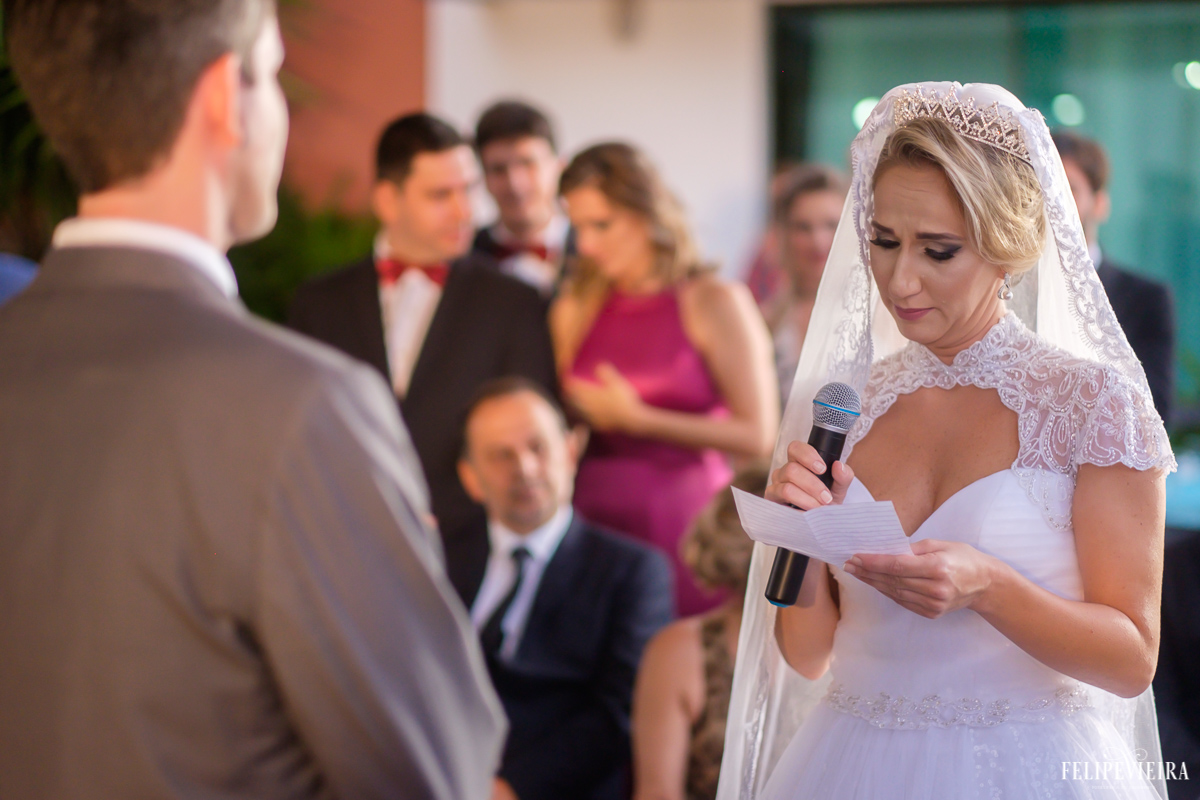 Noiva lendo seus votos para o noivo com muita emoção