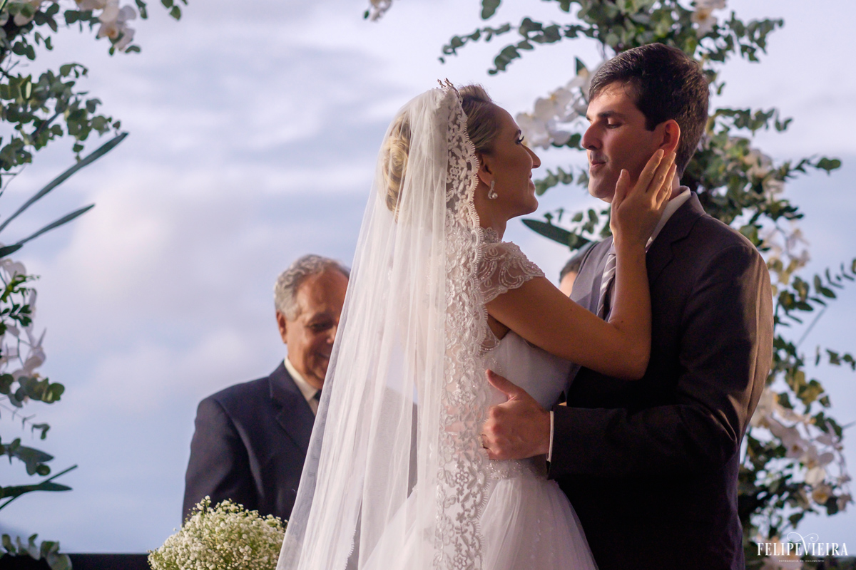 noivos prestes a se beijar em casamento ao ar livre foto do fotógrafo felipe vieira fotografia de casamento em Guarapari