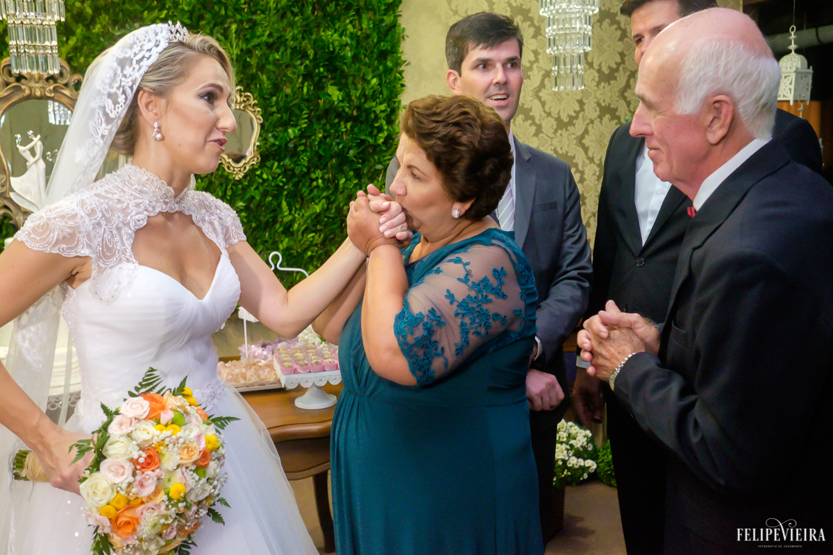 noiva cumprimentando convidados na mesa do bolo foto do fotógrafo felipe vieira fotografia de casamento em Guarapari