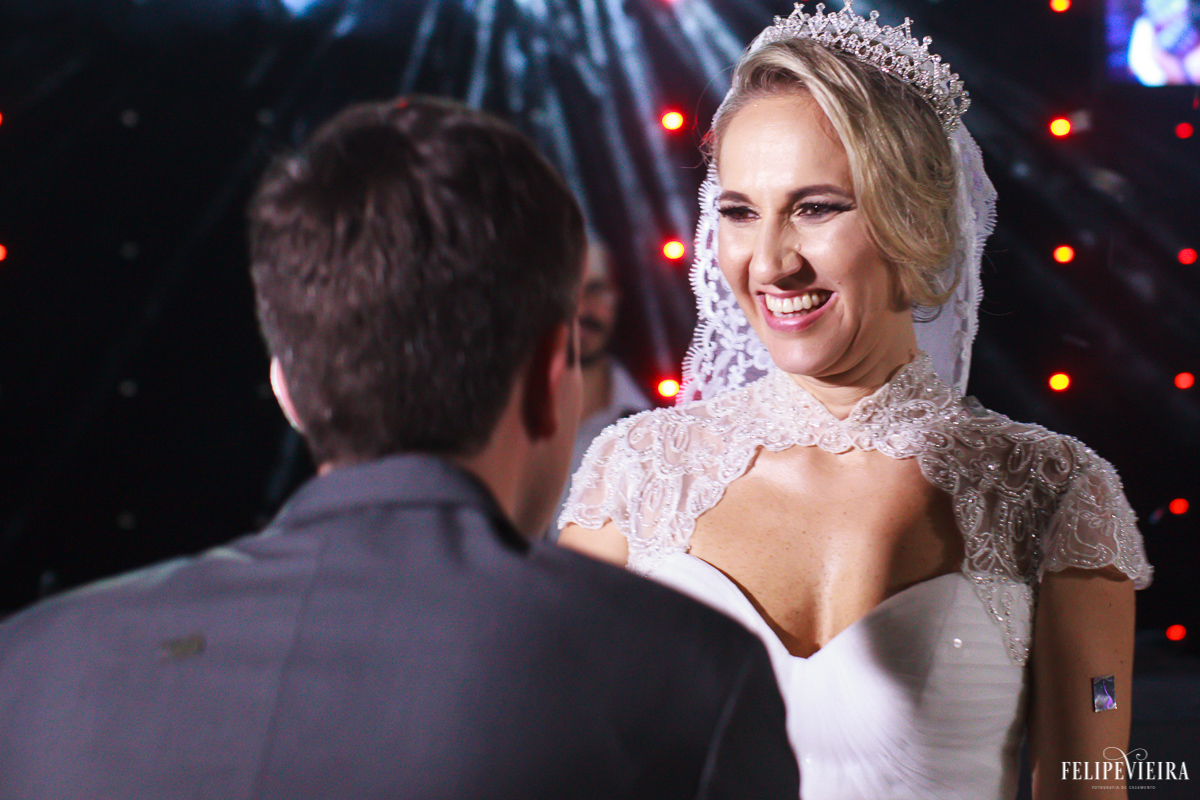 noiva olhando feliz para o seu amado na pista de dança foto do fotógrafo felipe vieira fotografia de casamento em Guarapari