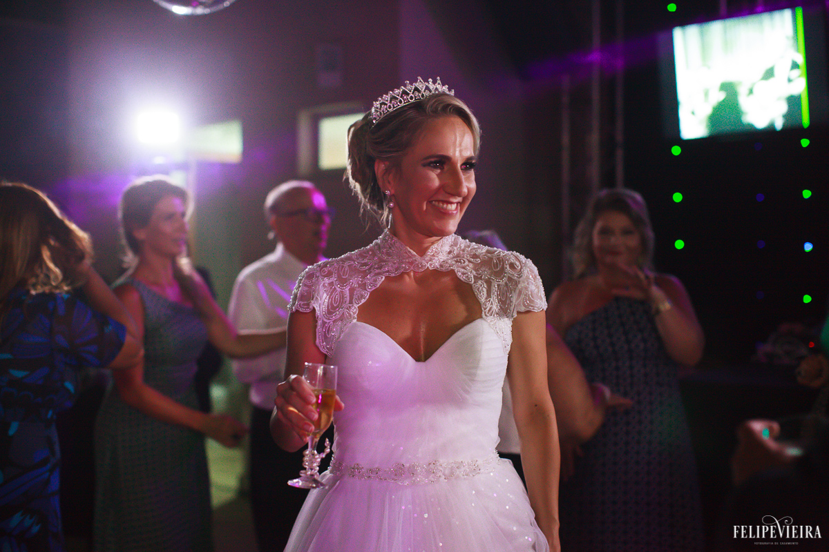 noiva curtindo a festa e dançando com seus convidados foto do fotógrafo felipe vieira fotografia de casamento em Guarapari