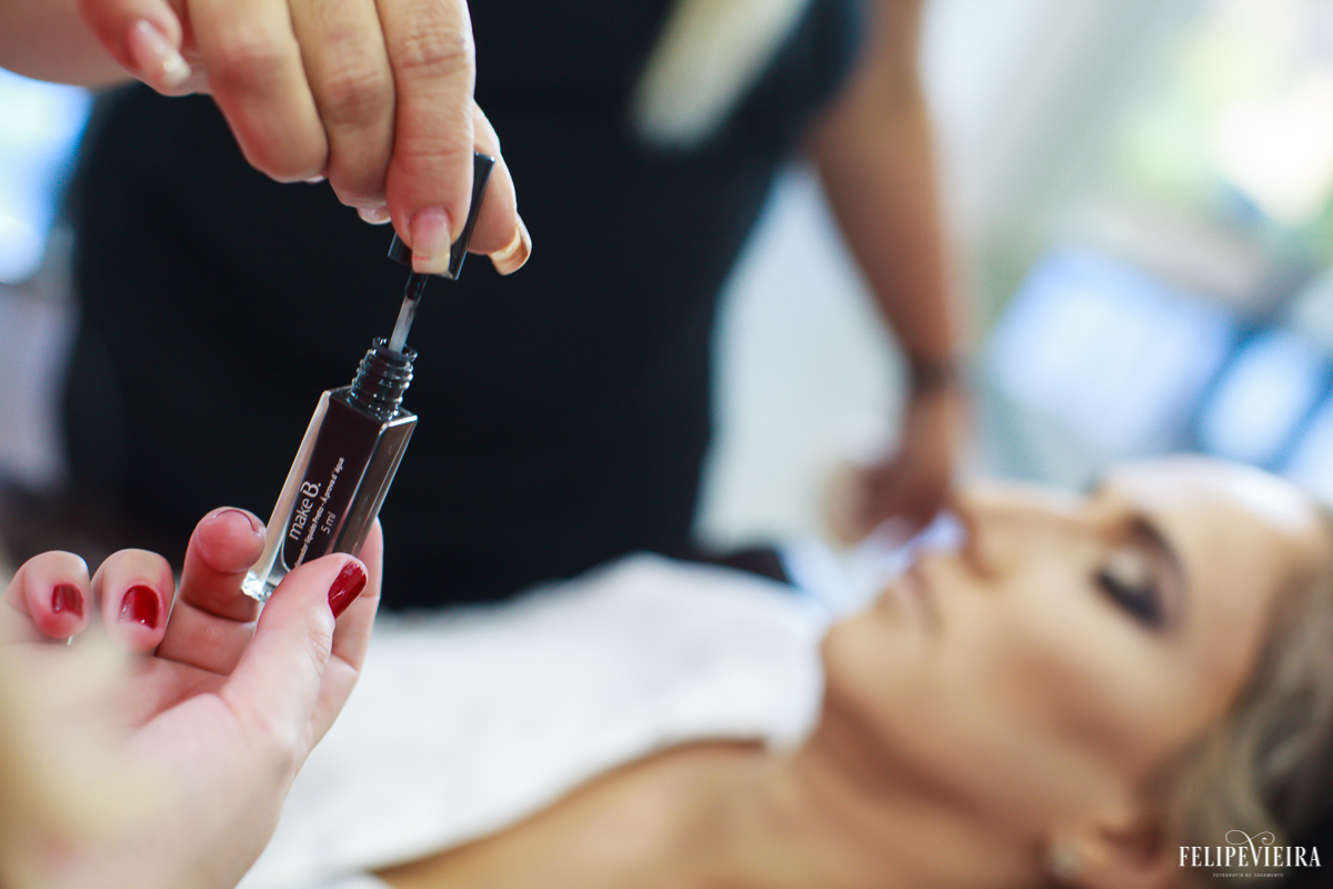 Maquiador se preparando para maquiar a noiva érica foto do fotógrafo felipe vieira fotografia de casamento em Guarapari