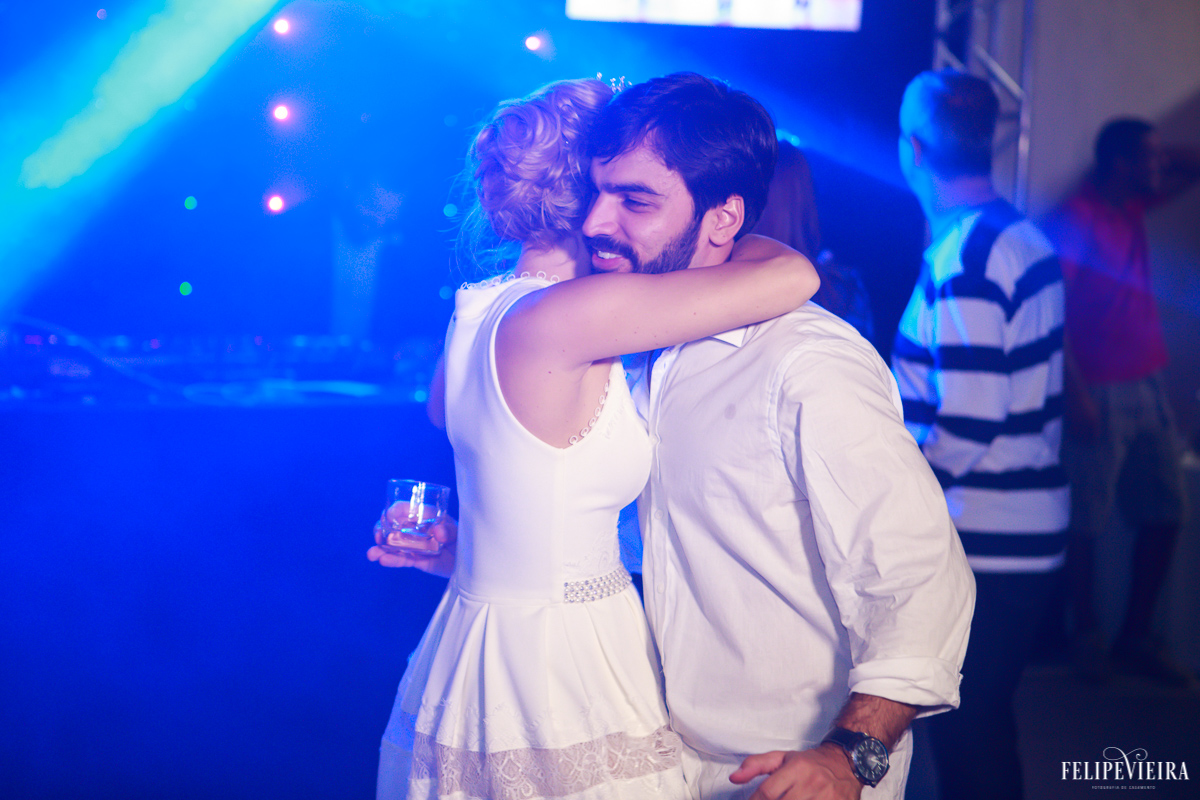 noiva abraçando convidado na pista de dança foto do fotógrafo felipe vieira fotografia de casamento em Guarapari