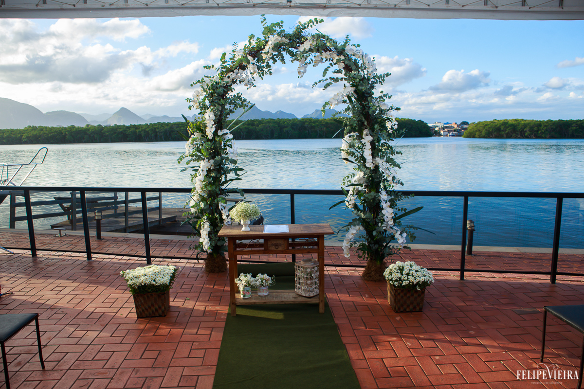 altar feito na frente do canal de guarapari para casamento ao ar livre foto do fotógrafo felipe vieira fotografia de casamento