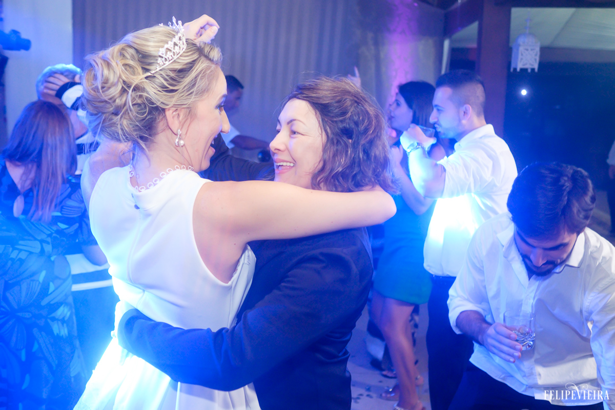 noiva abraçando a cerimonialista e a agradecendo tudo foto do fotógrafo felipe vieira fotografia de casamento em Guarapari