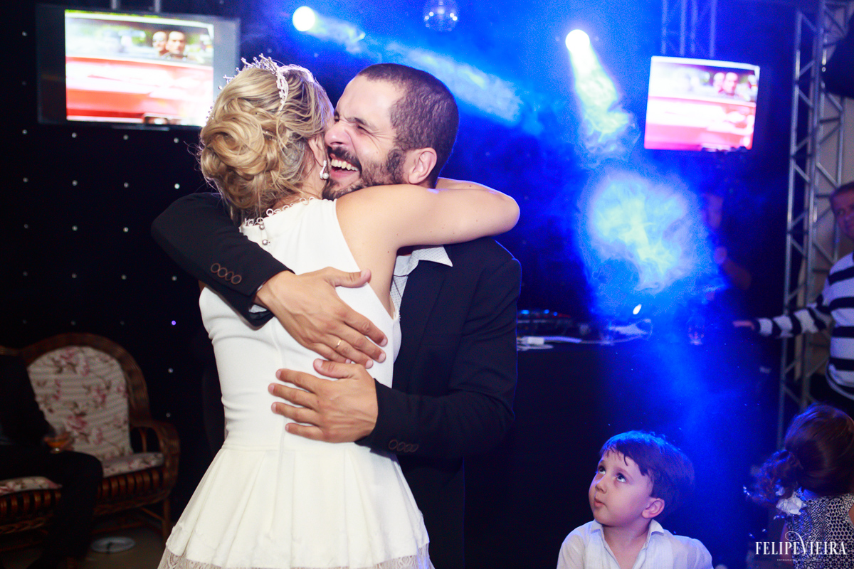noiva agradecendo ao DJ Ivo furtado na festa foto do fotógrafo felipe vieira fotografia de casamento em Guarapari