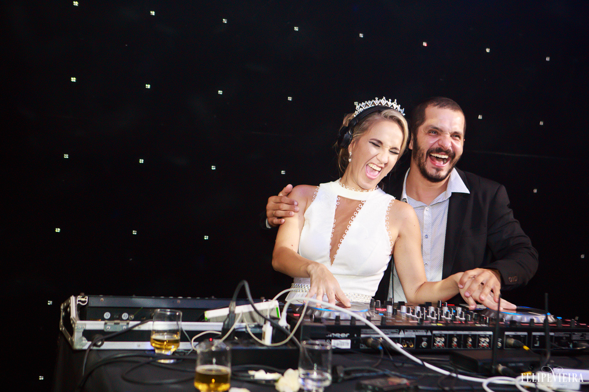 A noiva se divertindo como DJ na festa foto do fotógrafo felipe vieira fotografia de casamento em Guarapari