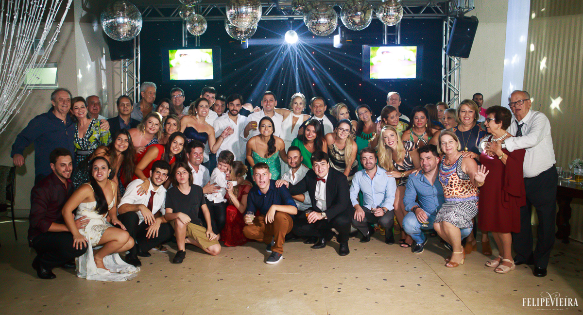 no final da festa todos posaram para uma foto geral foto do fotógrafo felipe vieira fotografia de casamento em Guarapari