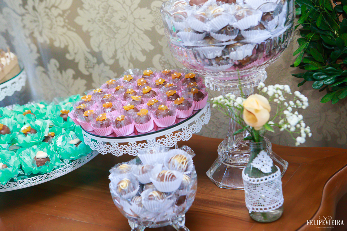 detalhes de docinhos de casamento na mesa do bolo foto do fotógrafo felipe vieira fotografia de casamento em Guarapari