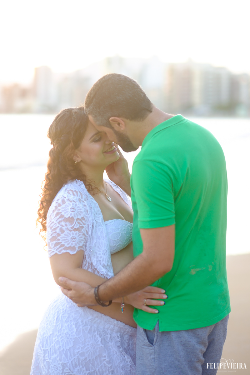 futuros pais e mães felizes a espera do futuro filho e abraçados foto feita por felipe vieira fotógrafo de gestantes