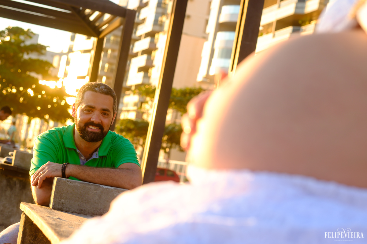 marido olhando e sorrindo para a barriga de sua esposa gestante foto feita por felipe vieira fotógrafo de gestantes