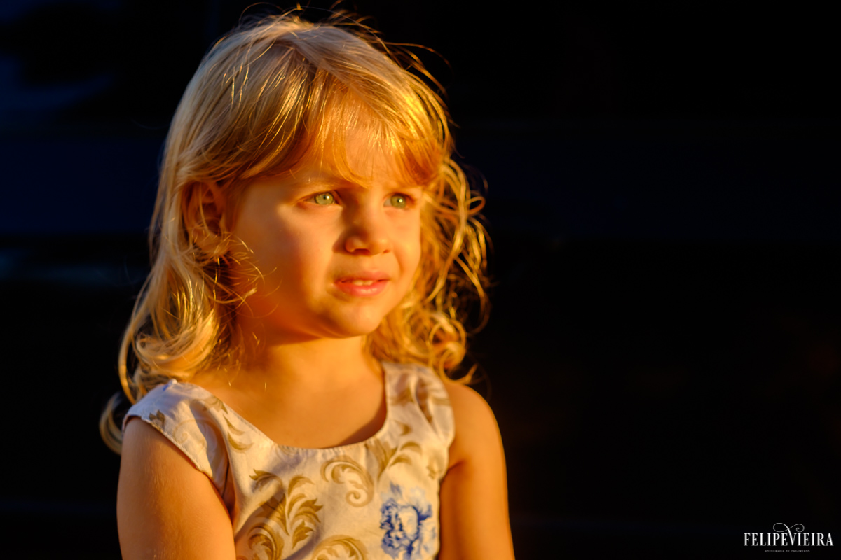 Glenda olhando para os seus pais com uma bela luz de pôr do sol em seu rosto foto feita por felipe vieira fotógrafo de gestantes