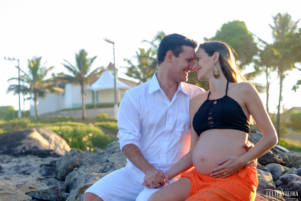 marido e esposa abraçados e de mãos dadas felizes ao esperarem o próximo filho que está por vir foto feita por felipe vieira fotógrafo de gestantes