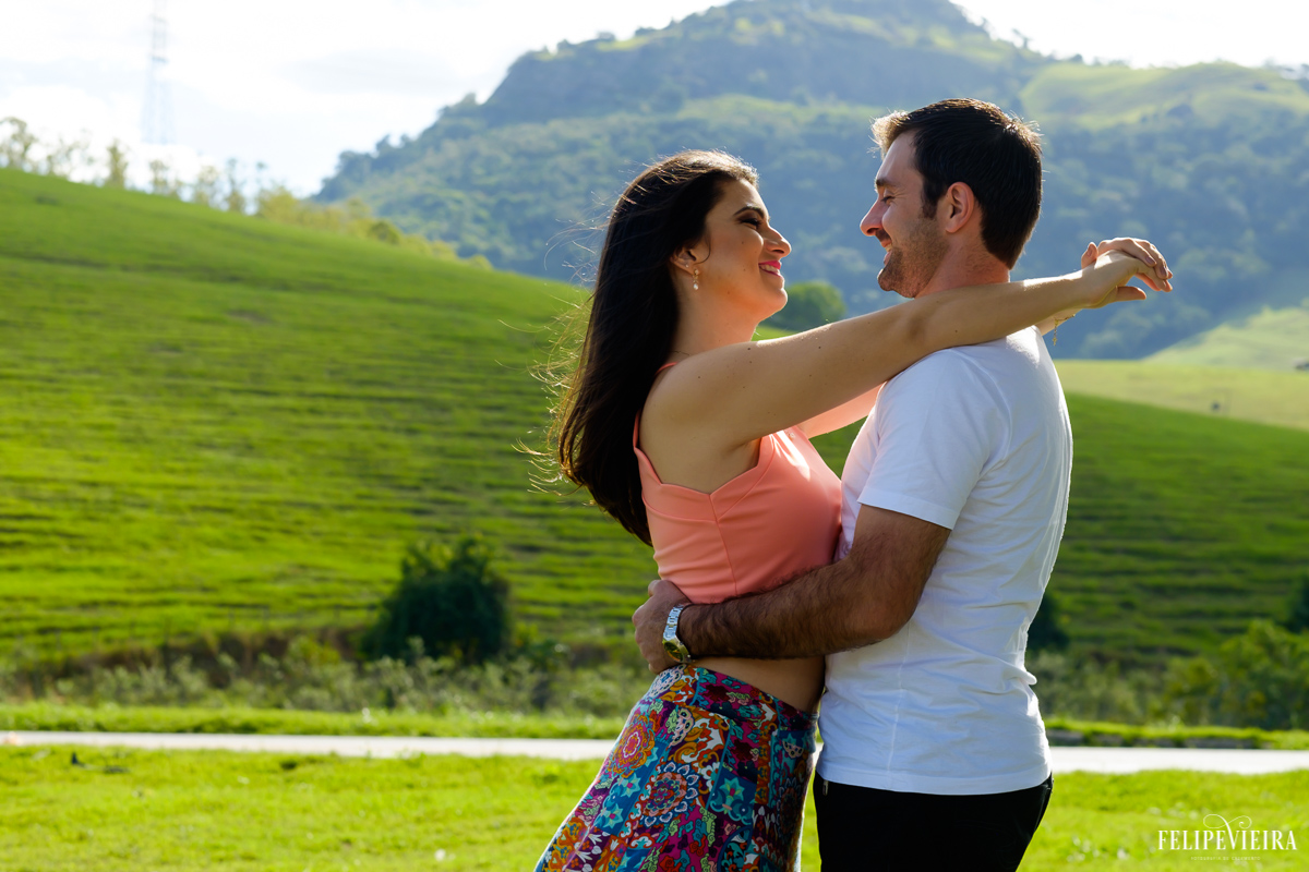 casal se abraçando em externa pré casamento