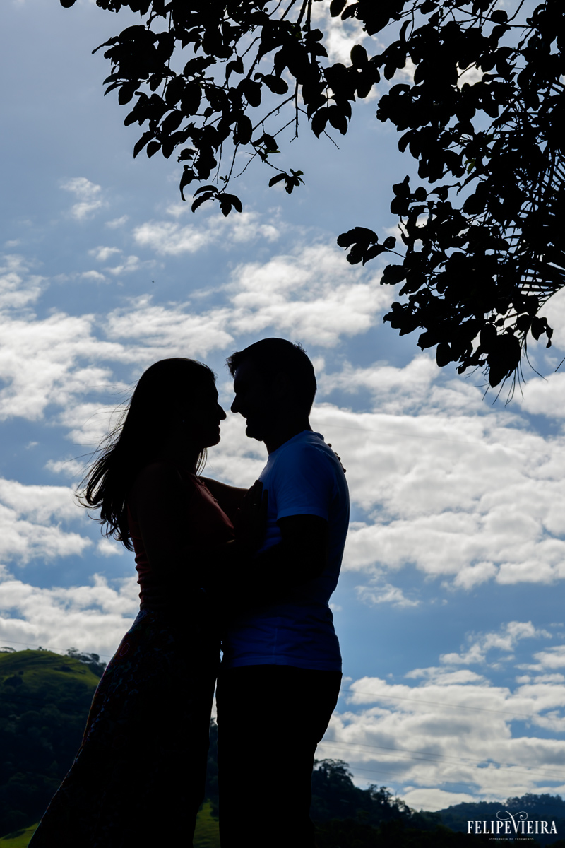 silhueta dos noivos com céu azul em ensaio pré casamento Guarapari, foto feita por Felipe Vieira fotógrafo de casamentos