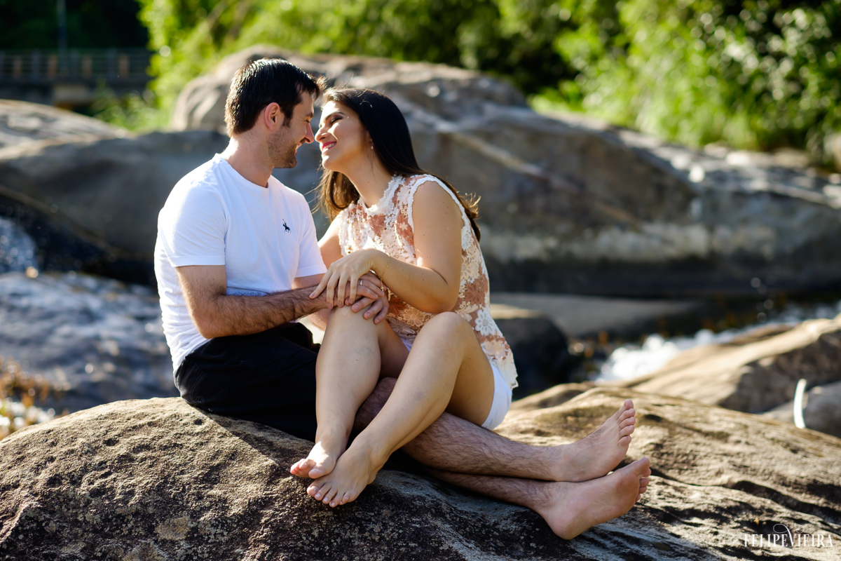 Noivos a se beijar enquanto conversam ao ar livre Guarapari, foto feita por Felipe Vieira fotógrafo de casamentos.