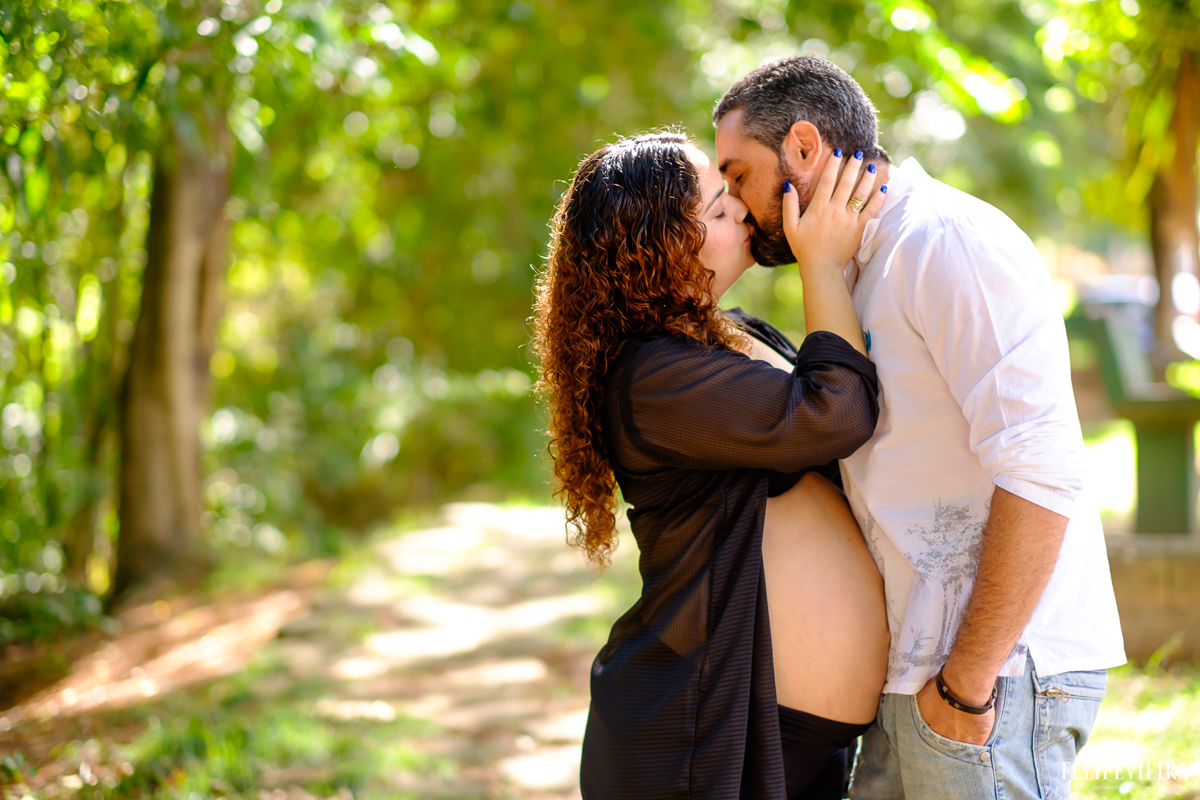 um beijo entre os pais felizes pelo futuro filho foto feita por felipe vieira fotógrafo de gestantes