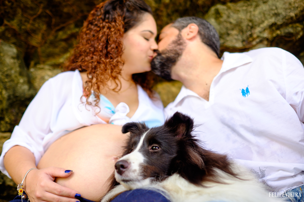 casal de futuros pais se beijando com a presença da cadela da família foto feita por felipe vieira fotógrafo de gestantes