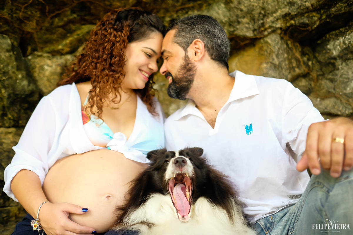 um belo momento entre a família com a cadela fazendo caras e bocas para a imagem foto feita por felipe vieira fotógrafo de gestantes