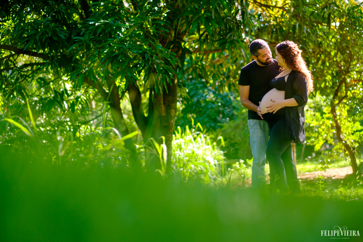 marido e esposa felizes abraçados e com as mãos na barriga foto feita por felipe vieira fotógrafo de gestantes