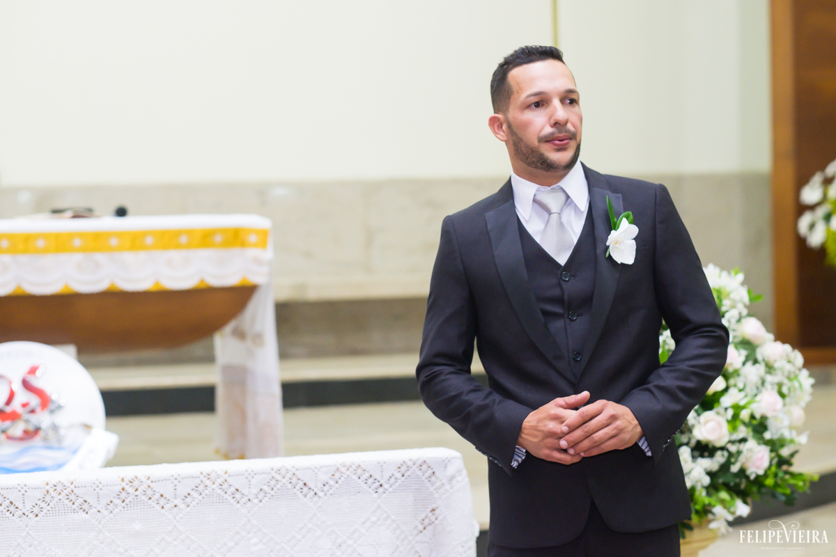 noivo Wagner ansioso a espera da entrada da sua noiva foto feita por Felipe Vieira fotógrafo de casamentos em Guarapari