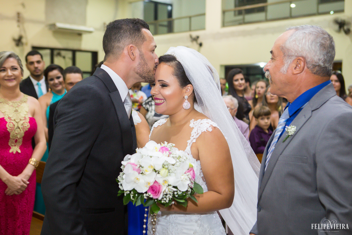 Wagner recebendo sua noiva a Thais com um beijo na testa no altar foto feita por Felipe Vieira fotógrafo de casamentos em Guarapari