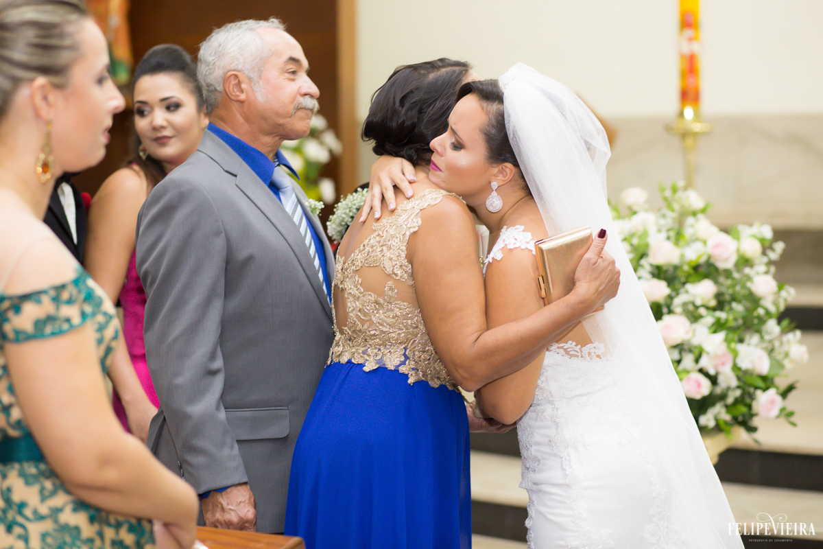 noiva abraçando a sua mãe emocionada na cerimônia na paróquia são pedro foto feita por Felipe Vieira fotógrafo de casamentos em Guarapari
