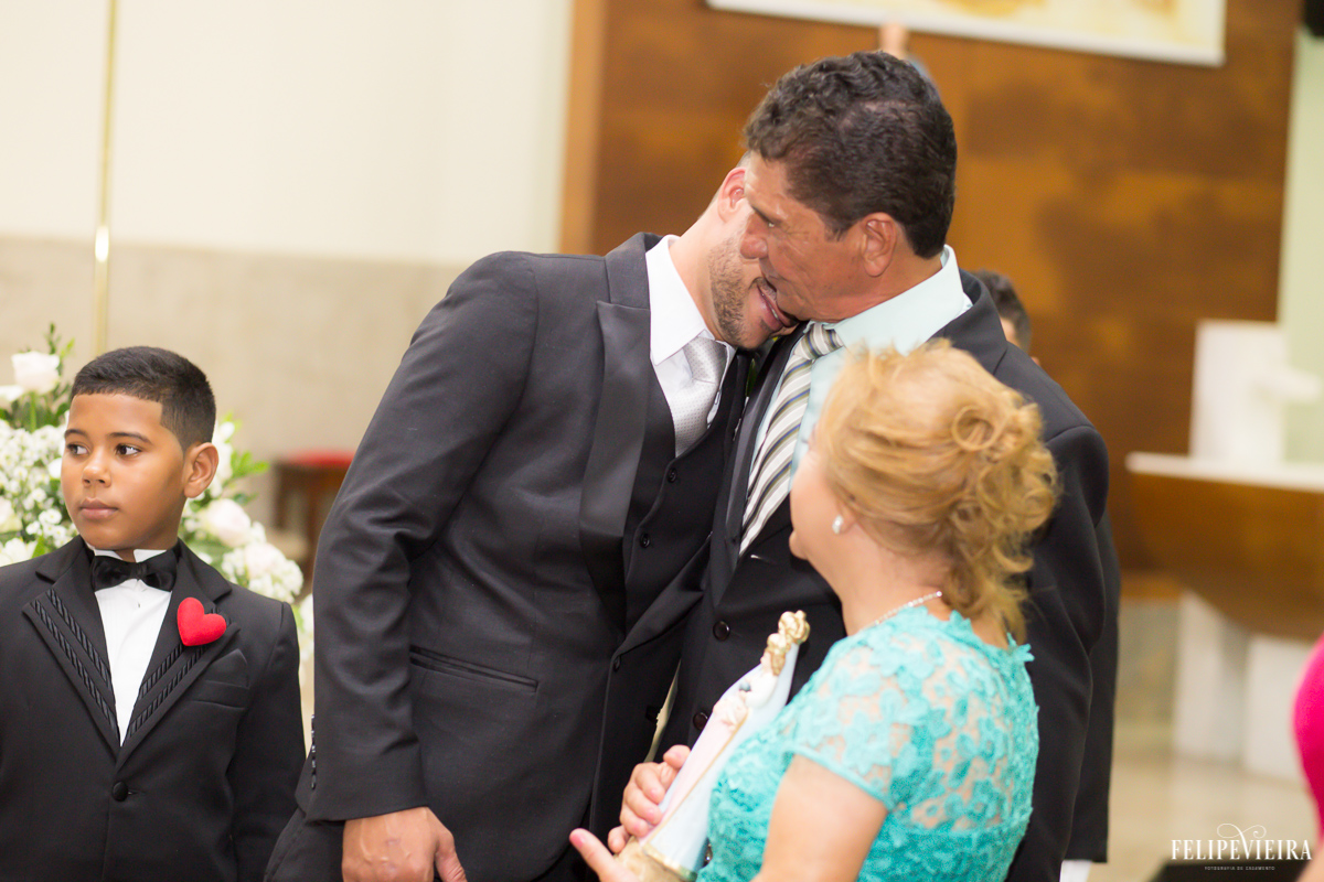 noivo abraçando seus pais com muita emoção ao término da cerimônia foto feita por Felipe Vieira fotógrafo de casamentos em Guarapari
