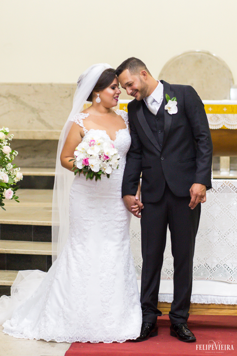 noivos de cabeças enconstadas ao término da cerimônia felizes foto feita por Felipe Vieira fotógrafo de casamentos em Guarapari
