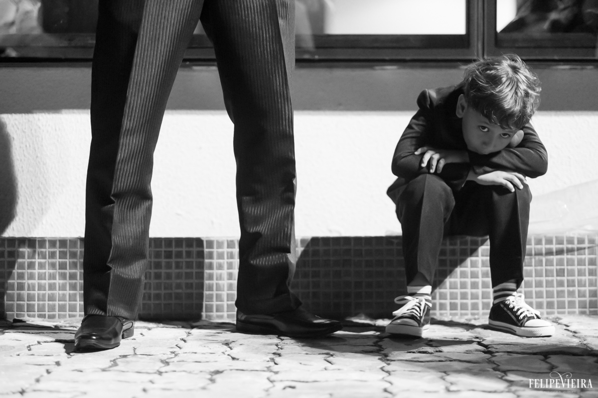 contraste entre o sapato do noivo e o all star do padrinho foto feita por Felipe Vieira fotógrafo de casamentos em Guarapari