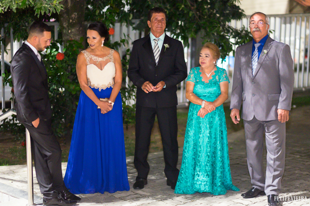 padrinhos a mãe do noivo a espera do inicio da cerimônia foto feita por Felipe Vieira fotógrafo de casamentos em Guarapari