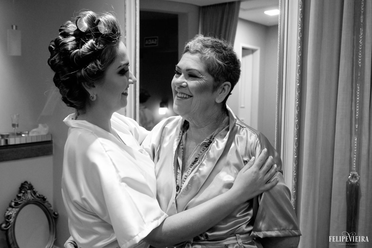 Noiva manú e sua mãe sorrindo durante o making of V