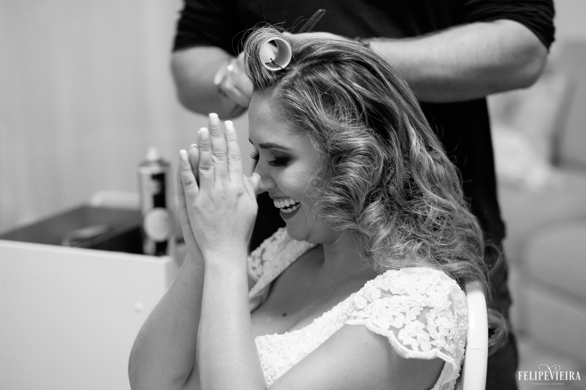 noiva tendo seu cabelo arrumado por Téo ziviane foto feita por Felipe Vieira fotógrafo de casamentos em Guarapari