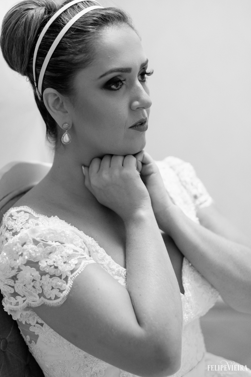 detalhe da noiva manú pronta e ansiosa para o casamento foto feita por Felipe Vieira fotógrafo de casamentos em Guarapari