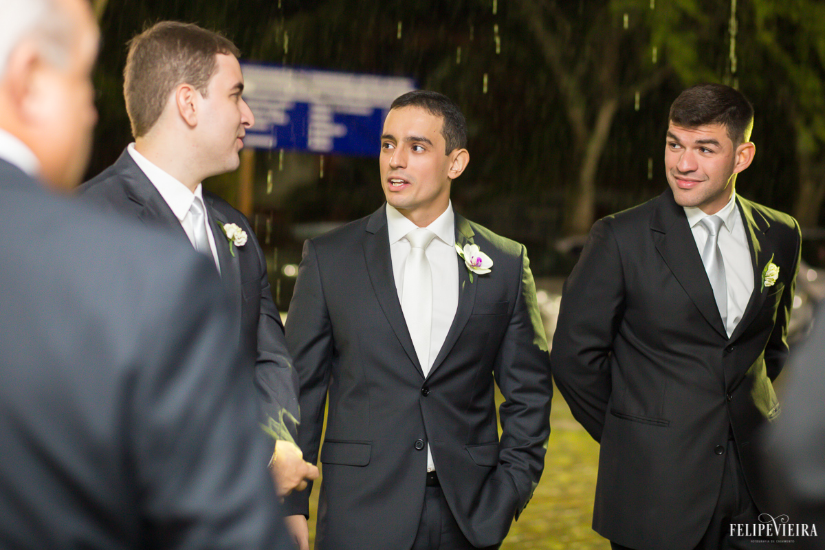 noivo Bruno a espera do inicio da cerimonia com seus padrinhos foto feita por Felipe Vieira fotógrafo de casamentos em Guarapari