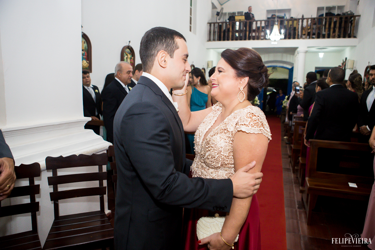 mãe do noivo o deixando no altar com muita emoção foto feita por Felipe Vieira fotógrafo de casamentos em Guarapari