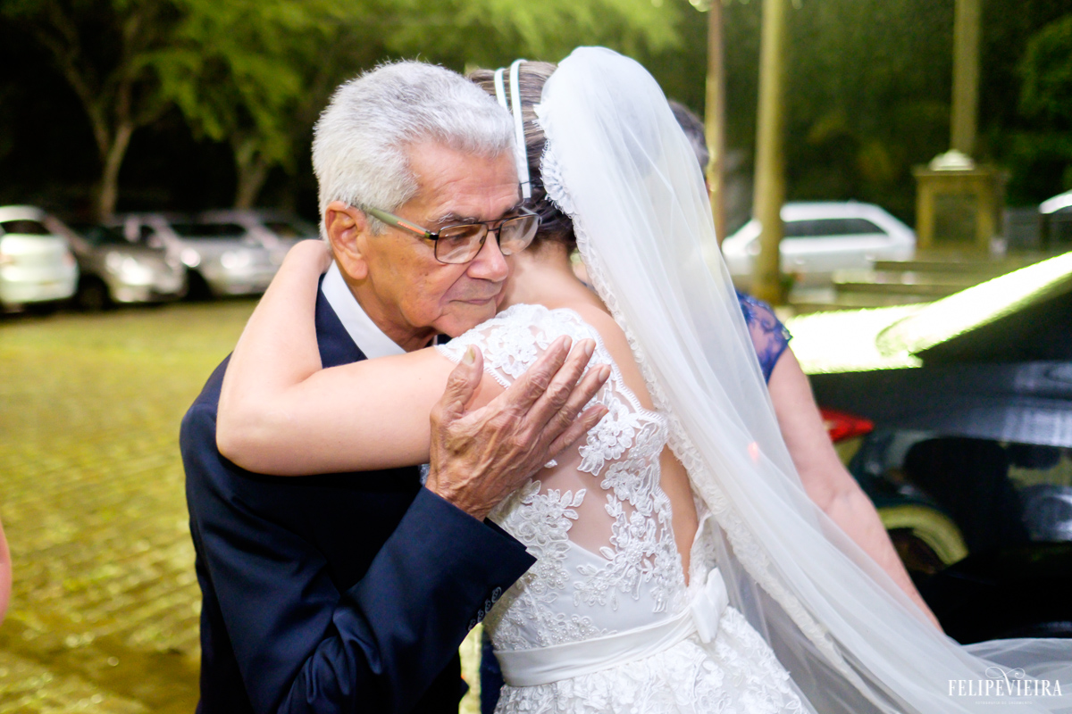 tio da noiva a cumprimentando antes de ela entrar