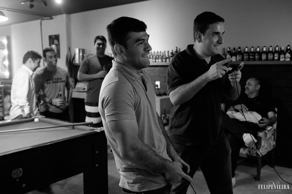 Padrinhos do noivo descontraídos antes do casamento e conversando foto feita por Felipe Vieira fotógrafo de casamentos em Guarapari
