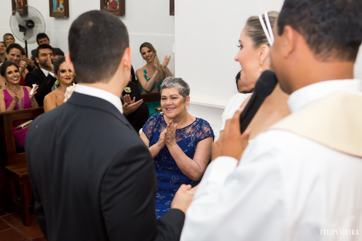 mãe da noiva feliz ao ver a chegada das alianças foto feita por Felipe Vieira fotógrafo de casamentos em Guarapari