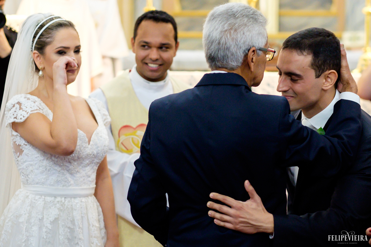 tio da noiva entregando as alianças ao casal no altar foto feita por Felipe Vieira fotógrafo de casamentos em Guarapari