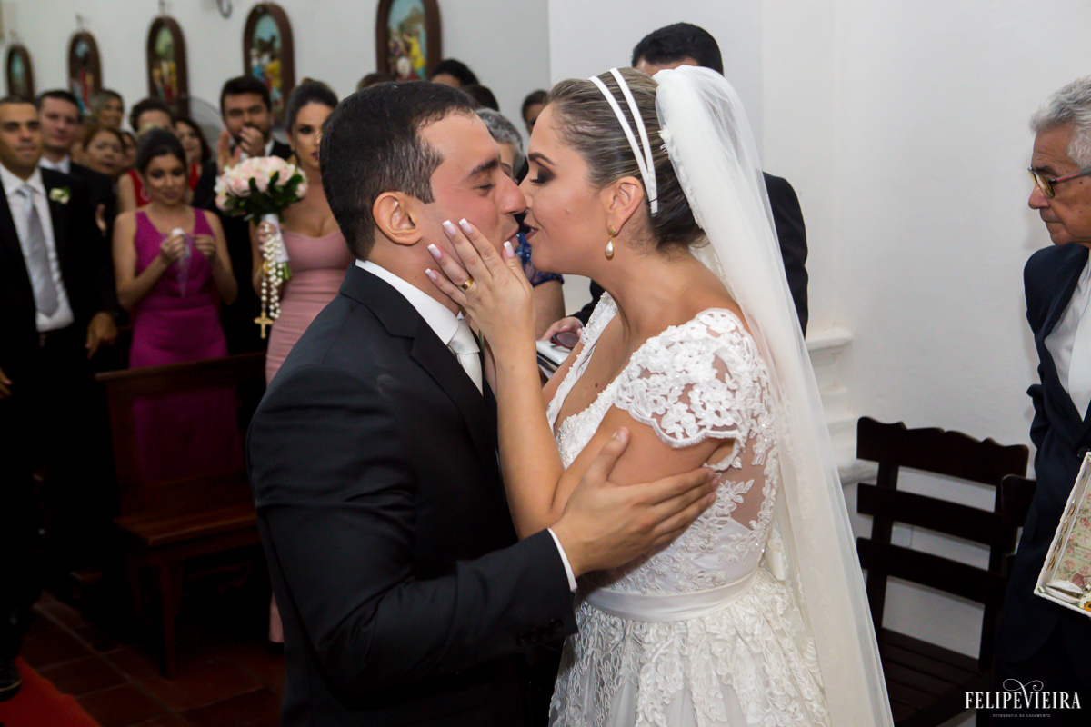 momento do beijo no casamento na igrejinha velha foto feita por Felipe Vieira fotógrafo de casamentos em Guarapari