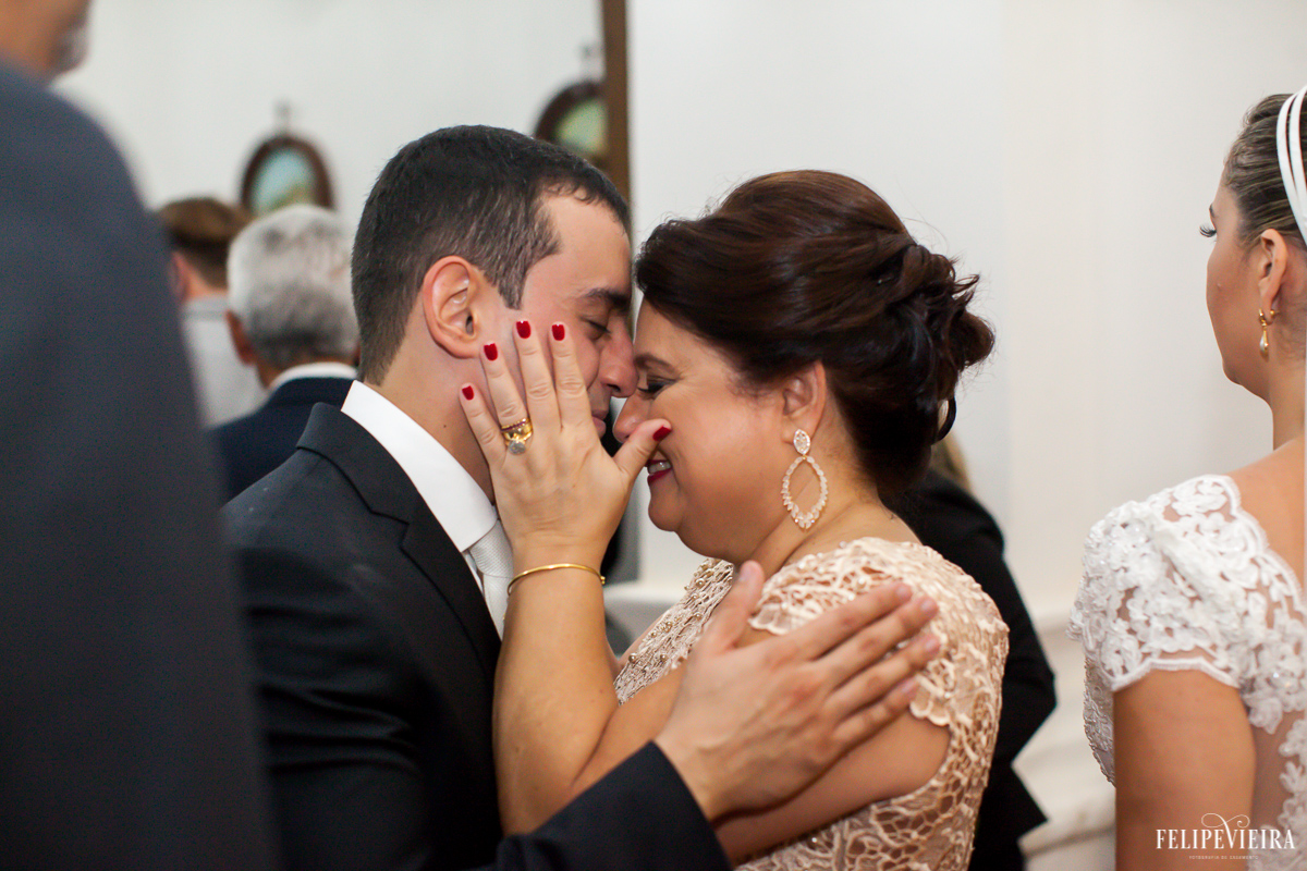 momento de emoção entre o noivo e sua mãe na igreja foto feita por Felipe Vieira fotógrafo de casamentos em Guarapari