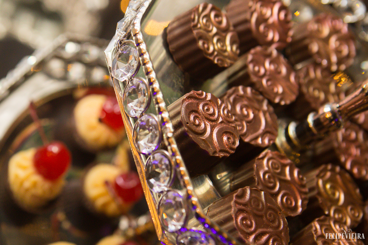 detalhes dos docinhos da festa com vários brigadeiros