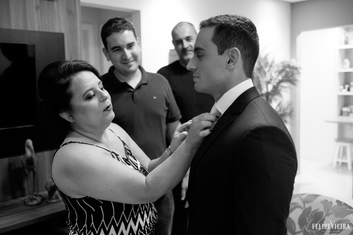 noivo Bruno tendo seu terno ajeitado antes do seu casamento foto feita por Felipe Vieira fotógrafo de casamentos em Guarapari